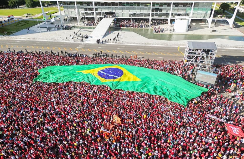 No primeiro dia, Lula cumpre promessas e revoga decretos de Bolsonaro