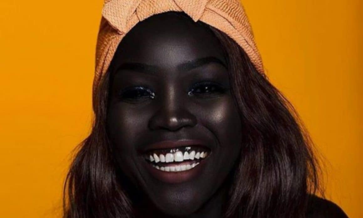 Modelo sudanesa está chamando atenção da internet por seu tom de pele fascinante