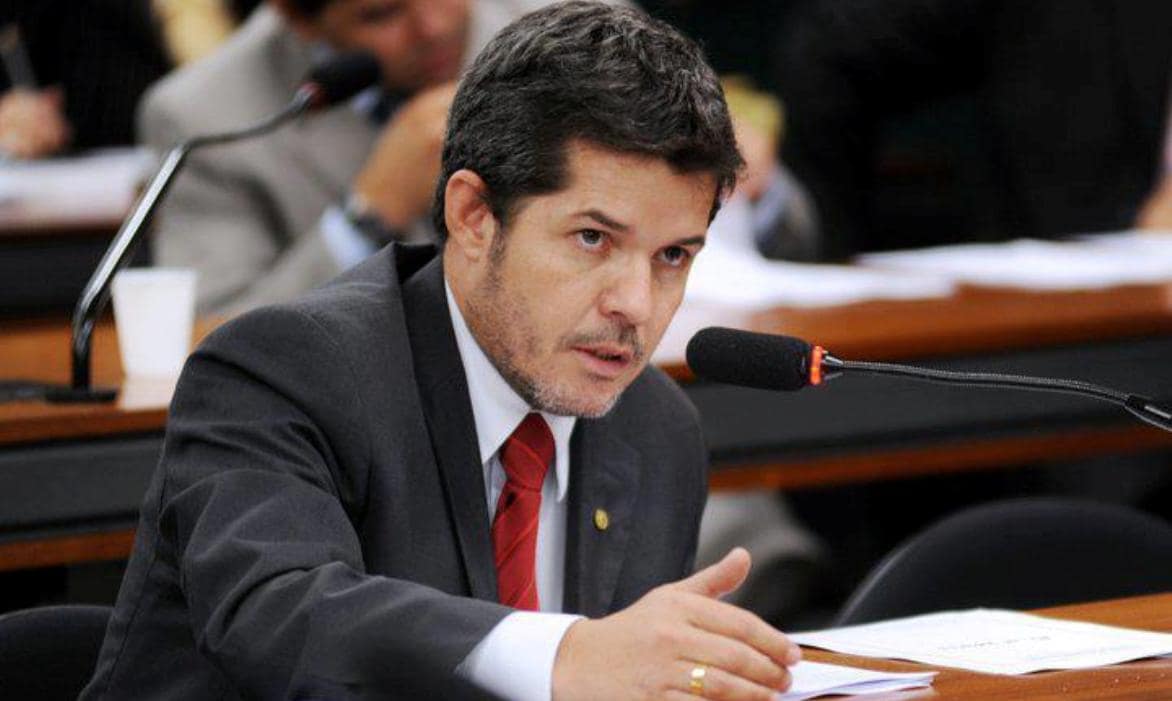 Deputado do PSL defende que adolescentes trabalhem a partir dos 12 anos