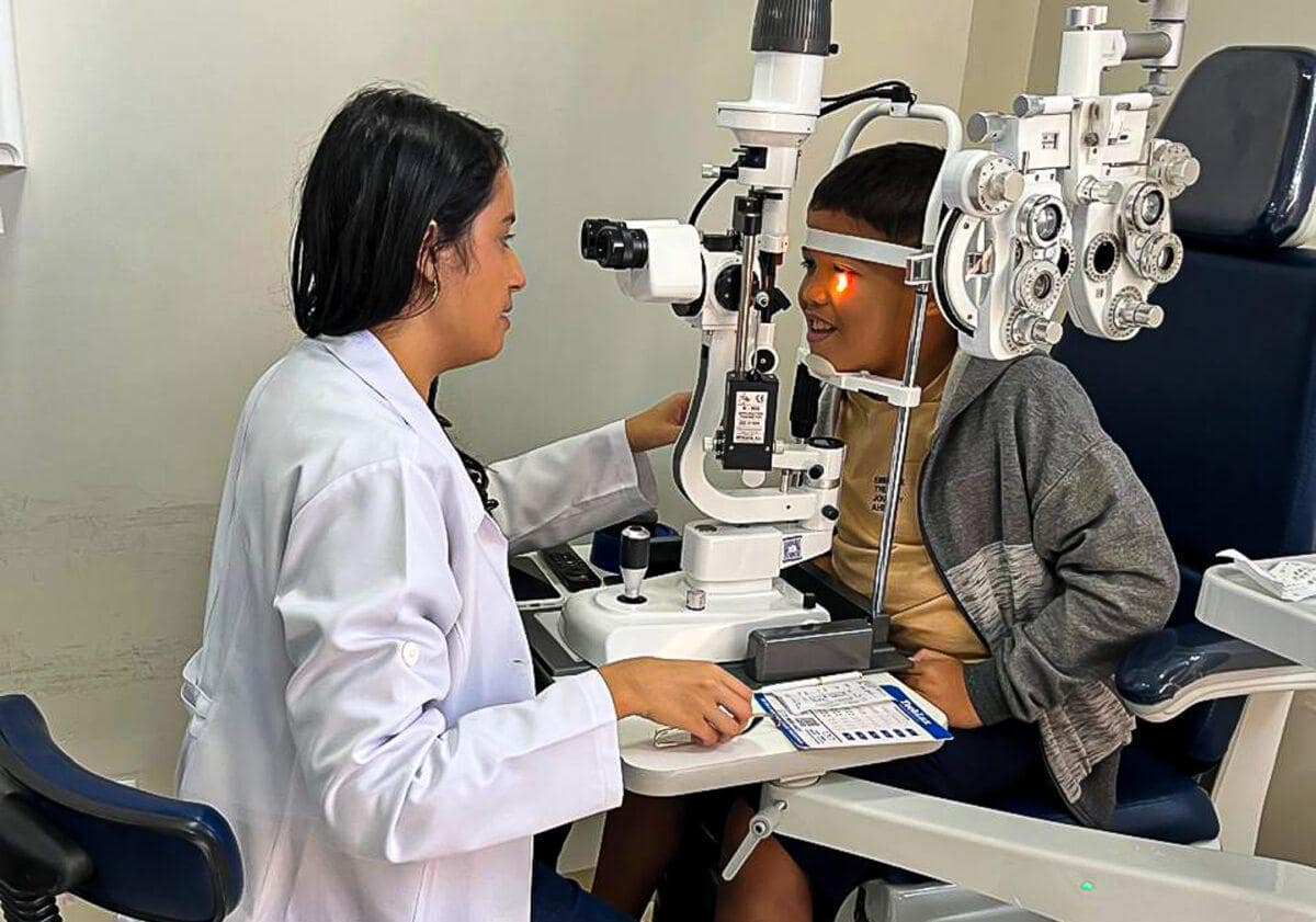 Atendimento oftalmológico nas escolas reforça compromisso com a saúde e a aprendizagem em Cáceres