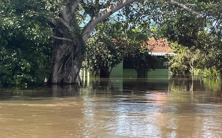 Cáceres | Rio Jauru volta a subir e duas famílias permanecem em área alagada